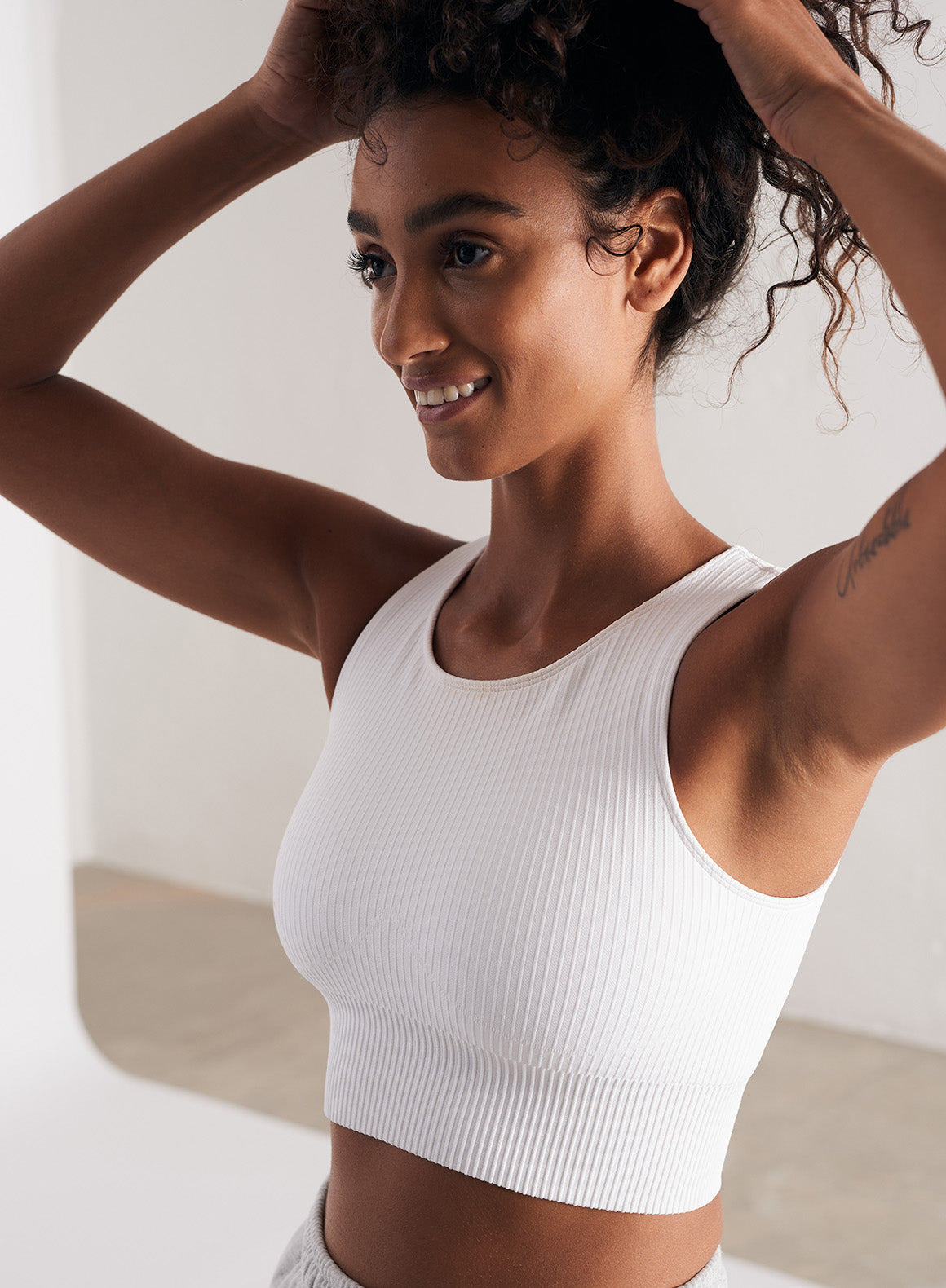 White Ribbed Seamless Crop Top – AIM'N AU