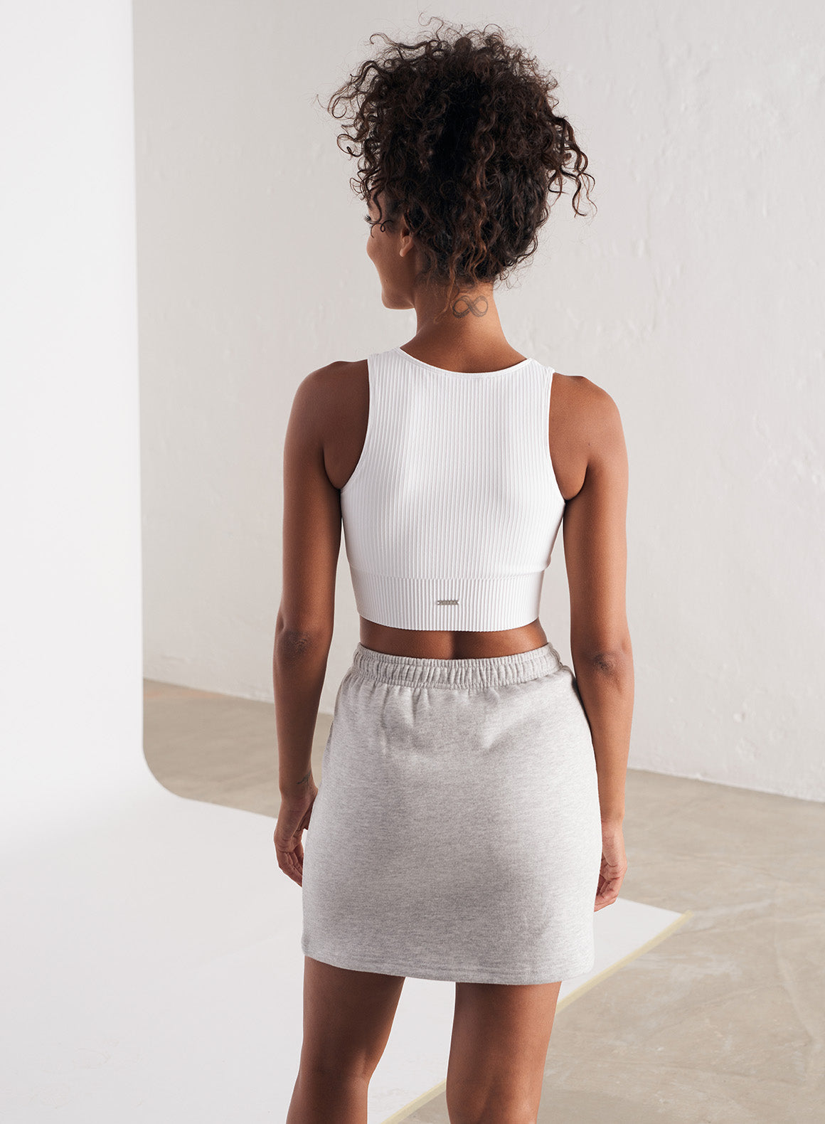 White Ribbed Seamless Crop Top – AIM'N AU