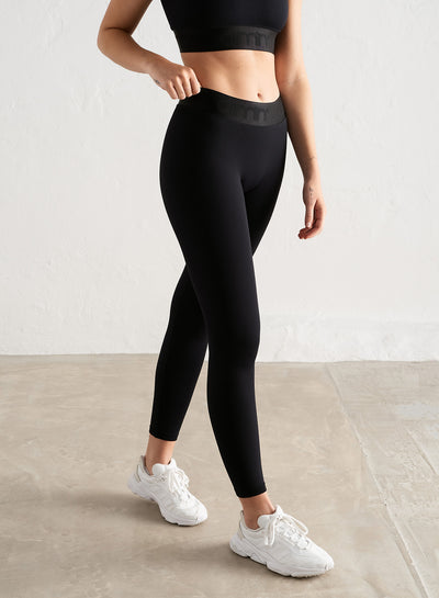 [The model wears size S and is 175 cm.]